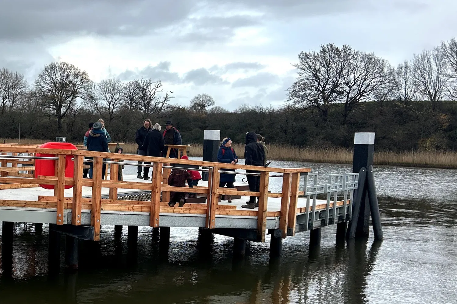 Der neue Anleger der Schleifähre bei Missunde während der festlichen Einweihung mit integriertem Angelplatz in der üblichen neuen Bauart. 