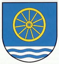 Wappen von Sörup Das Wappen von Sörup sieht aus wie ein Ritterschild, blau mit zwei Wellen und einem Rad, dessen 12 Speichen für die Gemeinden des ehemaligen Amtes Sörup stehen.
