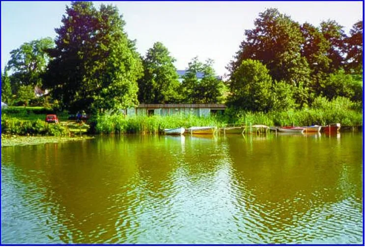 Anglerheim des ASV Petri Heil Flensburg mit seinen Bootsliegeplätzen am Niehuussee.